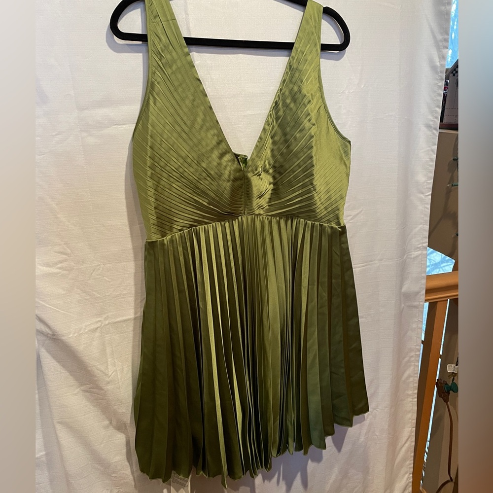 Flattering Green Pleated Sleeveless Dress.
